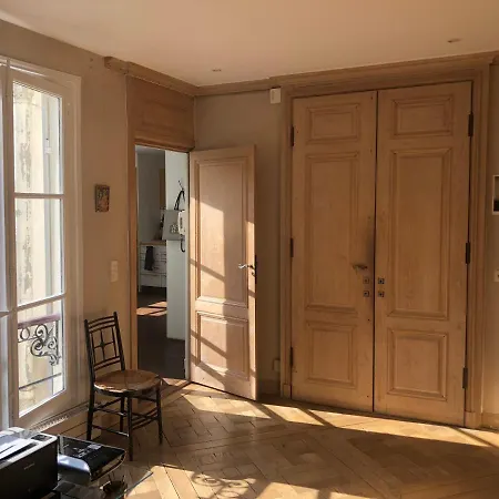 100m2 Flat D'artiste Bed & Breakfast *