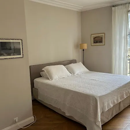 100m2 Flat D'artiste Bed & Breakfast